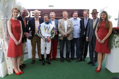 Siegerehrung nach dem Hamburger Erfolg von Headstight mit Stephen Hellyn, den Herren des Stalles Winterhude (v.l.n.r. neben dem Jockey: Werner Zimmermann, Peter Wind, Thomas Collatz, Daniel Delius) und Trainer Christian von der Recke (2. v. l.) mit HRC-Vize Albert Darboven. www.galoppfoto.de - Frank Sorge