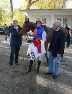 Taka Angel mit Jockey Koen Clijmans nach ihrem Sieg in Düsseldorf am 23.10.2011 (Foto G. Suhr)