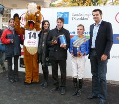 Siegerehrung mit Trainer Markus Klug und Jockey Stephen Hellyn (Foto G. Suhr)