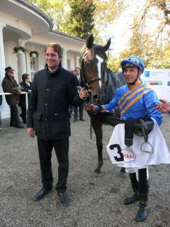 Sieger Lucky Jon (Lord of England) mit Trainer Markus Klug und Jockey Stephen Hellyn. Foto: Gabriele Suhr