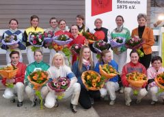 v.l.n.r.: Andrea Glomba, Lisa Bienefeld-Brands, Janine Beckmann, die Gewinnerin der Perlenkette Olga Laznovska, Rebecca Schumacher, Nina Wagner, Eva Maria Herresthal, Jeannie Verheyden, Frau Sieberts (hinten) Cecilia Müller, Sabrina Wandt, Stephanie Rank, Vanessa Baltromei, Silke Brüggemann, Manuela Murke und Hana Mouchova (vorne). (Foto Suhr)