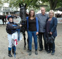 Siegerin Shahnaz mit Steffi Hofer und Besitzer Stall Schwarzer Herzog. Foto Gabriele Suhr