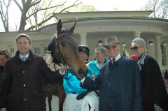 Weltmacht mit Trainer Markus Klug, Jockey Andreas Helfenbein, Dr. Günter Paul und Evelyn Krause für das Gestüt Röttgen. Foto: Gabriele Suhr