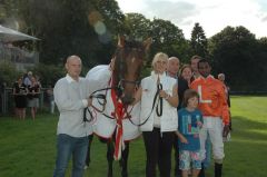 Das Siegerteam auf dem Geläuf: Penelopa mit Trainer Miltcho Mintchev und Jockey Eduardo Pedroza. Foto: Gabriele Suhr