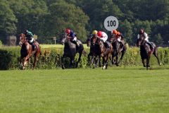 Gewinnt gegen zahlenmäßig große Konkurrenz sicher: Simba mit Eduardo Pedorza vor Marunas (Daniele Porcu) und Fabio (Robert Havlin). www.galoppfoto.de - Sabine Brose