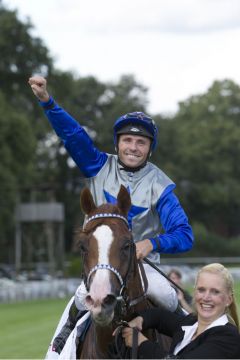 Sirius mit dem Belgier Stephen Hellyn, der das Rennen 2009 mit Getaway in Düsseldorf (damals noch als "Deutschlandpreis") schon einmal gewinnen konnte, und Vanessa Baltromei nach dem Sieg im 124. Großen Preis von Berlin. www.galoppfoto.de - Frank Sorge