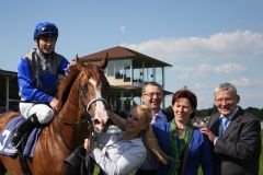 Das Sieger-Team rund um Sirius: Jockey Stephen Hellyn obenauf, die Besitzer des Stalles Molenhof, Trainer Andreas Löwe. www.galoppfoto.de - Sarah Bauer