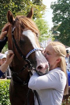 Sweet kisses for Sirius - von seiner ständigen Begleiterin Vanessa Baltromei. www.galoppfoto.de - Sarah Bauer