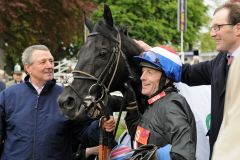 Society Rock mit  Kieren Fallon und Trainer James Fanshawe (rechts) nach dem Erfolg in den Duke of York Stakes. www.galoppfoto.de - John James Clark