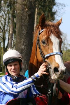 Speedy Approach mit Jozef Bojko nach dem Sieg in Hoppegarten. www.galoppfoto.de - Frank Sorge