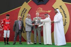 Ein Pokal für Sir Alex Ferguson. Foto: Bahrain Jockey Club
