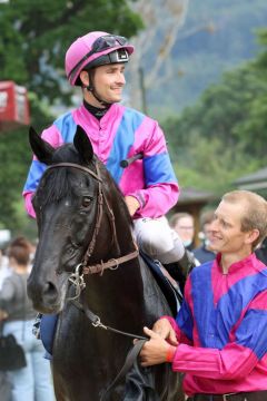 Star Gypsy mit René Piechulek und Trainer Pascal Jonathan Werning nach dem Sieg in Bad Harzburg 2021. ©galoppfoto - Peter Heinzmann