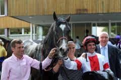 Starwood mit Andrasch Starke und Trainer Peter Schiergen, im Hintergrund Manfred Ostermann nach dem Kölner Sieg. Foto: Dr. Jens Fuchs