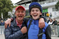 Strahlemänner - Jockey Sean Byrne und Trainer John Hillis freuen sich nach dem Sieg von Launching Percy. ©galoppfoto - WiebkeArt
