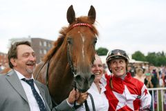 Strahlen im Dreierpack: Halli Galli mit Martin Seidl und Besitzer Thomas John nach dem Sieg im BBAG Meiler-Auktionsrennen. www.galoppfoto.de - Sabine Brose