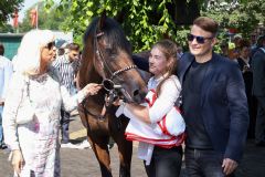 Straight mit Besitzer Holger Faust und Mutter Michaela nach dem Sieg im 188. Union-Renne. ©galoppfoto - Stephanie Gruttmann