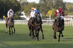 Sunnylea (rechts) siegt mit Bayarsaikhan Ganbat bei der Großen Woche in Baden-Baden 2018. www.galoppfoto.de - Sarah Bauer