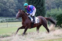 Sussudio unter Filip Minarik beim Aufgalopp zum 96. Großer Preis der Landeshauptstadt Düsseldorf. Foto: Dr. Jens Fuchs