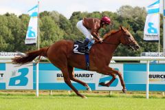 Wurde vorsichtig aufgebaut und ist auch bei ihrem zweiten Start der Konkurrenz enteilt: Die Dubawi-Tochter Takenja mit Jozef Bojko. www.galoppfoto.de - Sabine Brose