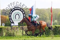 Die Diana bleibt Thema: Die Silvano-Tochter Thunderstruck gewinnt mit Alexander Pietsch leicht in Hoppegarten. www.galoppfoto.de - Frank Sorge