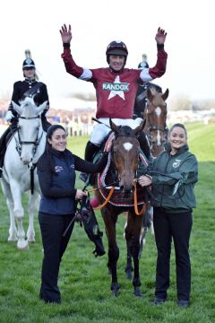 Tiger Roll mit Davy Russell nach seinem 2. Erfolg im Grand National. www.galoppfoto.de - Jimmy Clark