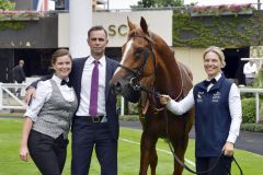 Torquator Tasso nach den King George mit Trainer Marcel Weiß und seinen Betreuerinnen Katja Heckmann (rechts) und Nora Blasczyk. ©galoppfoto - Jimmy Clark