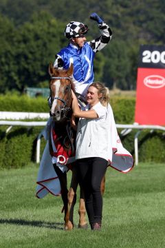 Toskana Belle mit Kerrin McEvoy und Pia Küppers am Führzügel nach dem Sieg im Henkel-Preis der Diana.©galoppfoto - Sandra Scherning