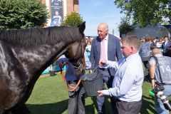 Trainer Martyn Meade mit seinem Sieger Eminent, der zweite Gruppesieger des Tages für Frankel. www.dequia.de