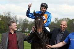 Trainer Uwe Stech (links) und Besitzer Axel Krüger holen ihre Siegerin Pitrella vom Geläuf. www.galoppfoto.de - Sabine Brose