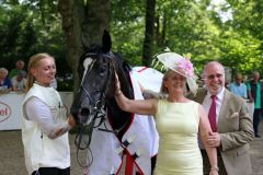 Turfdonna (mit Betreuerin Lisa Krüllmann) gewinnt für das vielköpfige Syndikat Australian Bloodstock, in Düsseldorf waren Mitbesitzer Seamus McPeake nebst Gattin live dabei. Foto: Dr. Jens Fuchs