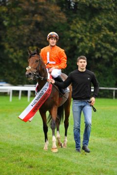 Der Dansili-Sohn Brisanto überrascht als 183:10-Außenseiter im Preis des Winterfavoritem, der Jockey Martin Seidl kann sich über seinen ersten Gruppesieg freuen. Foto: Ursula Stüwe-Schmitz