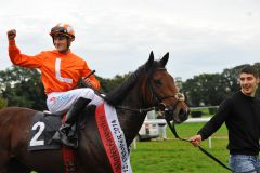 Der Dansili-Sohn Brisanto überrascht als 183:10-Außenseiter im Preis des Winterfavoritem, der Jockey Martin Seidl kann sich über seinen ersten Gruppesieg freuen. Foto: Ursula Stüwe-Schmitz