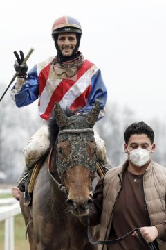 Victorio mit Jose Luis Silverio nach dem Sieg am 16.01.2022 in Dortmund. ©galoppfoto - Stephanie Gruttmann