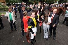 Im Kölner Führring: Vif Monsieur mit Koen Clijmans, Trainer Jens Hirschberger (rechts) und den Besitzern nach der Entscheidugn der Rennleitung. www.galoppfoto.de - Sandra Scherning