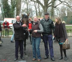 Sieger Vif Monsieur mit Trainer Sascha Smrczek, Betreuerin Renate Beltermann, Besitzer Frank Maria van Gorp und Tochter Veronique van Gorp. Foto: Gabriele Suhr