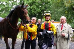 Gestüt Auenquelles Viletta (Doyen) mit Koen Clijmans und Trainer Uwe Ostmann nach dem Sieg im Winterkönigin-Trial. www.galoppfoto.de - Sandra Scherning