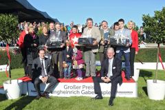 Volles Podest bei der Siegerehrung für die Siegerin Tahira mit Jozef Bojko im Großen Preis Jungheinrich Gabelstapler - BBAG Auktionsrennen Hannover. www.galoppfoto.de - Frank Sorge