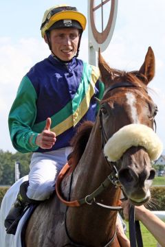 Volltreffer für das Fußballer-Pferd Kaldera mit Eddy Hardouin in Iffezheim. www.galoppfoto.de - Sabine Brose