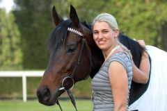 Walderbe und Pflegerin Verena Epple im Portrait vor dem Start im Dubai Gold Cup 2021. ©galoppfoto