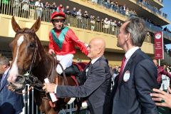 Waldgeist mit Pierre-Charles Boudot und den stolzen Besitzern Dietrich von Bötticher (links) und Andreas Jacobs nach dem Sieg im 98. Prix de l'Arc de Triomphe. www.galoppfoto.de - Frank Sorge