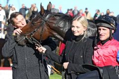 Trainer Markus Klug mit seiner Siegerin Walkaway nach dem Herbst Stuten Preis in Hannover, auch die drittplatzierte Whizzair lief in Schlenderhaner Farben und wird von ihm trainiert. ©galoppfoto - Frank Sorge