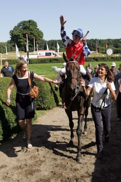 Wasimah mit Filip Minarik und Besitzerin Christiane Otto nach dem Sieg. www.galoppfoto.de - Peter Heinzmann