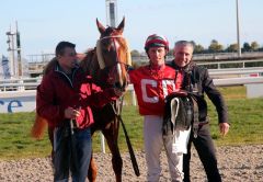 Wellitas mit William Mongil und Eddy Hardouin nach seinem Sieg in Cagnes. Foto: Carina Fey