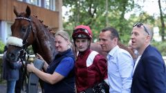 Der Sea The Moon-Sohn reiht sich in die große Riege der Zweijährigen-Sieger im Stall von Trainer Henk Grewe (2.v.r.) ein. Foto: Dr. Jens Fuchs