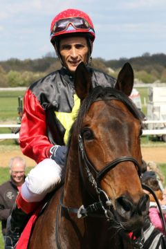 Zephyros mit Jose Luis Silverio nach seinem Sieg am 18.04.2015 in Magdeburg. www.galoppfoto.de - Peter Heinzmann