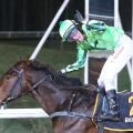 Der Jockey hat Spaß: Tommaso Scardino gewinnt auf Wonderwall das erste Dreijährigen-Rennen der Saison. Foto: Klaus-Jörg Tuchel