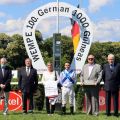 Würdig für ein klassisches Rennen: Siegerehrung mit Flagge und Hymne. www.galoppfoto.de - Stephanie Gruttmann