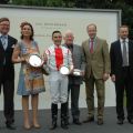 Siegerehrung mit Janet Leve-Ostermann, Jockey Lennart Hammer-Hansen, Eckhardt Sauren, Präsident Kölner RV (rechts). Foto Gabriele Suhr