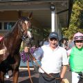 Alounak mit Clement Lecoeuvre, Trainer Waldemar Hickst (rechts) und Holger Faust (links) nach dem Sieg im 64. Preis der Sparkassen Finanzgruppe. www.galoppfoto.de - Sarah Bauer