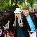 Karlshofer Siegerin mit Jockey Antoine Hamelin, Besitzer Holger Faust mit Freundin Alwina Grünwald. Foto: Dr. Jens Fuchs